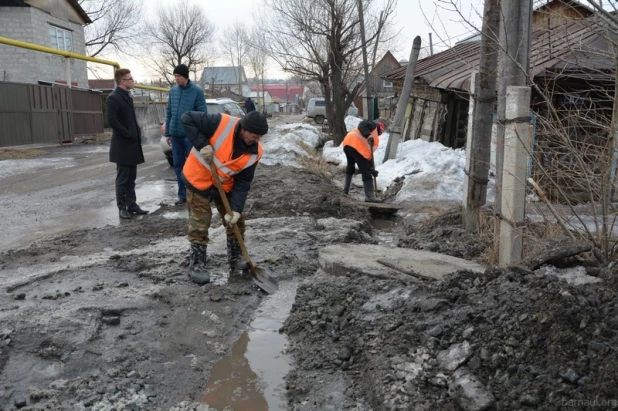 В Барнауле дорожники благоустраивают ул Гоголя.