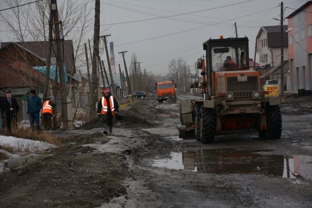 В Барнауле дорожники благоустраивают ул Гоголя.