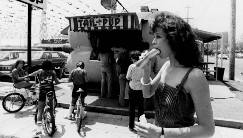 Сигурни Уивер с наслаждением поедает хот-дог, 1983 год.