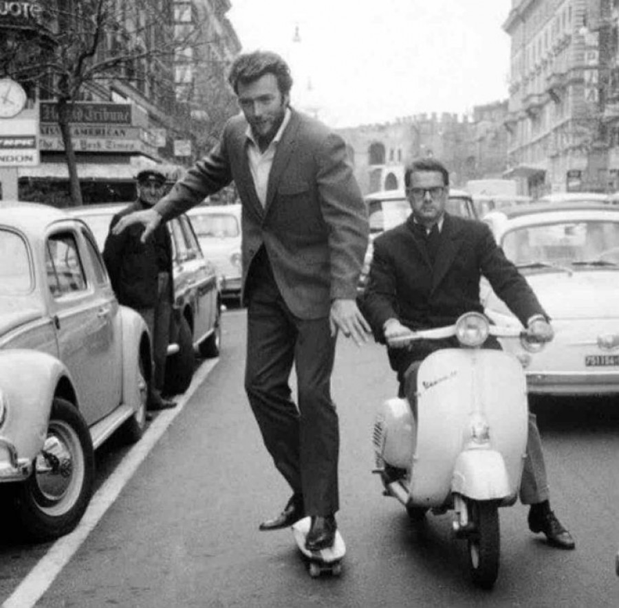 Клинт Иствуд катается на скейте в Риме в 1964 году. 