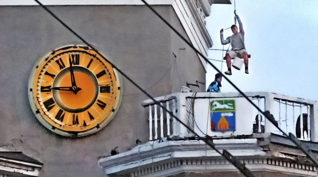 часы на малахова барнаул. барнаульские часы. часы на ул. дом под шпилем часы. часы на георгия исакова барнаул.