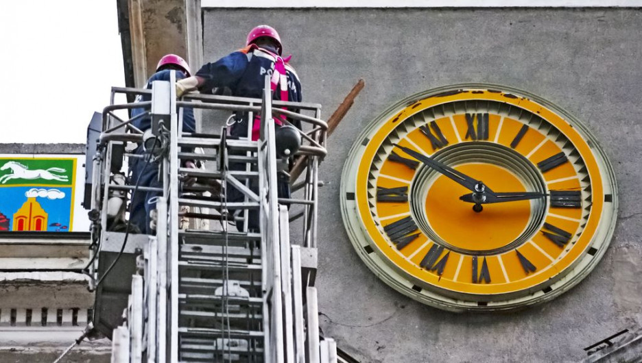 Новосибирск переводит время. Барнаульские часы. Время четырехчасового.