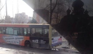 Автобус застрял в дорожной яме.