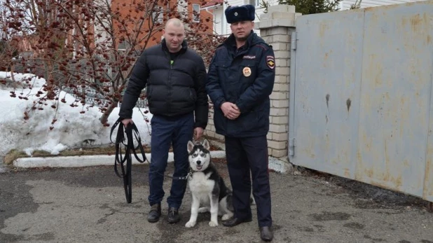 Участковый Сергей Тинин и благодарный хозяин со своим питомцем.