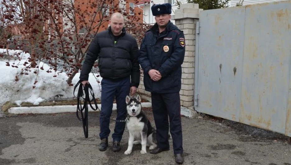 Участковый Сергей Тинин и благодарный хозяин со своим питомцем.