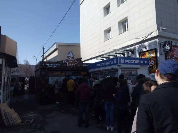 В Барнауле выстроилась очередь за вафлями Give me Waffle.