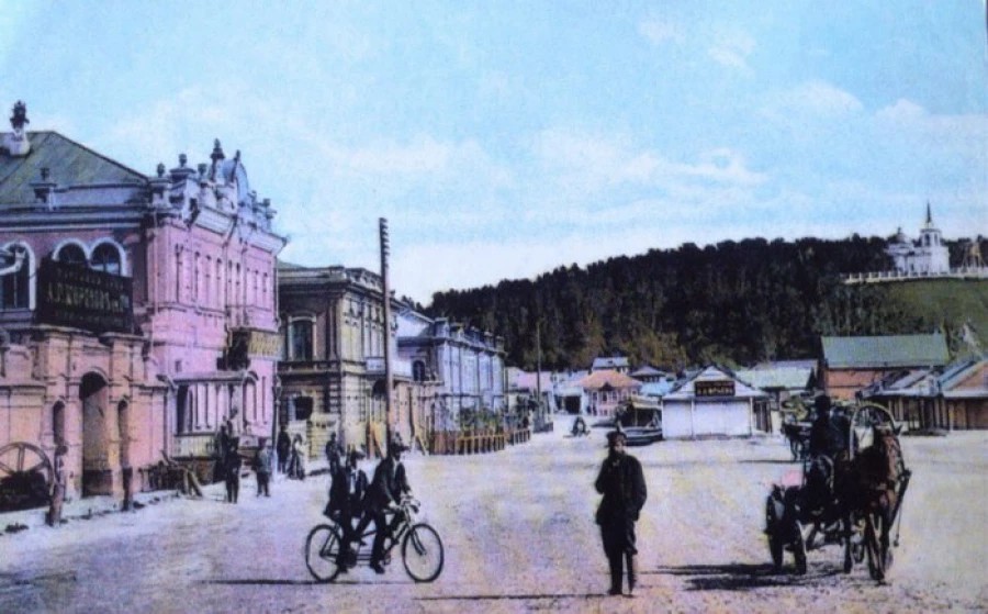 Соборная площадь (площадь Свободы). Усадьба А.Г. Морозова. Вид на нагорное кладбище.