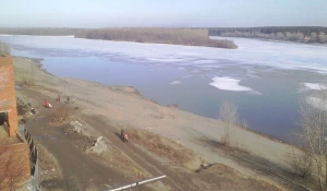 Девушка на берегу Бии в марте.