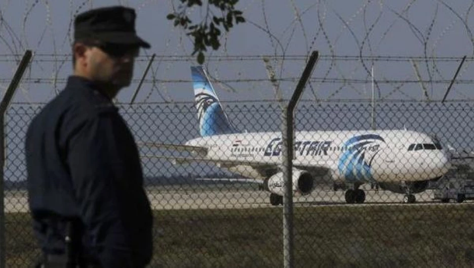 Полицейский возле захваченного самолета Egypt Air.