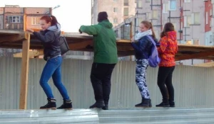 Барнальцы идут по перилам.