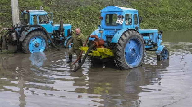 Откачка воды.