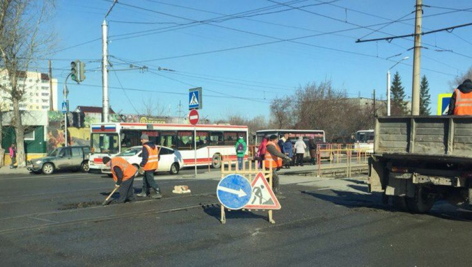 Дорожный ремонт на пересечении Малахова и Эмилии Алексеевой.