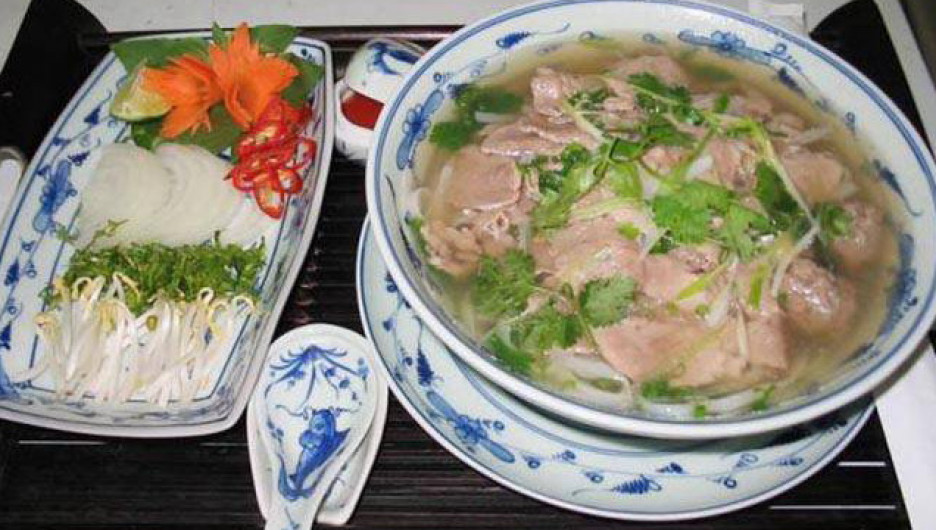 Во Вьетнаме - тарелку фо (суп с лапшой, в который при сервировке добавляют говядину или курятину)