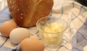 Яйца, хлеб и масло.