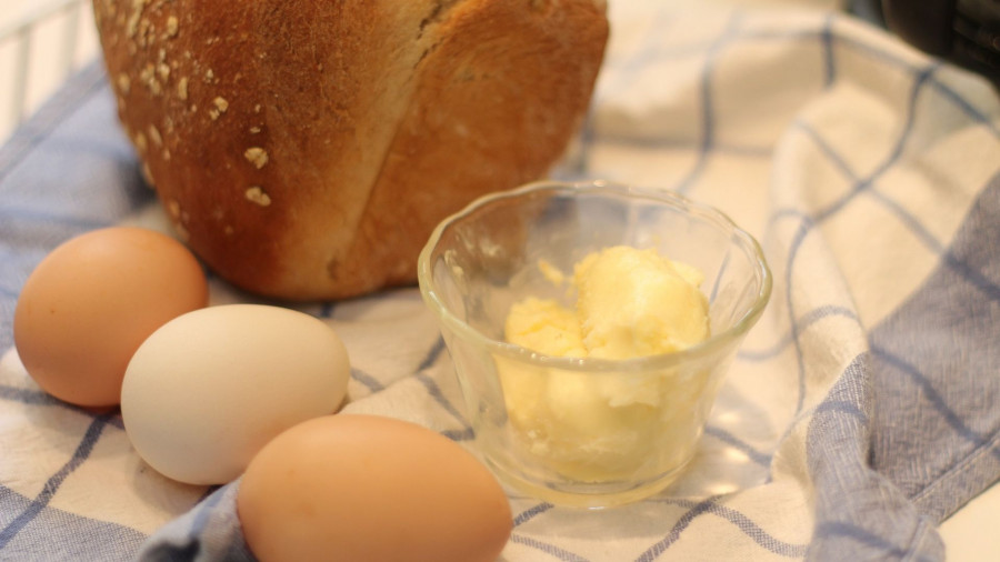 Яйца, хлеб и масло.