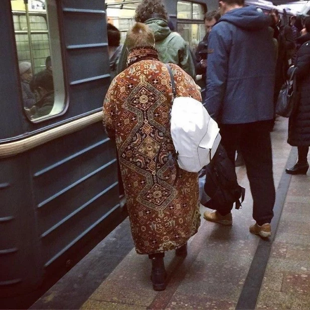 Слишком модные люди в метро.