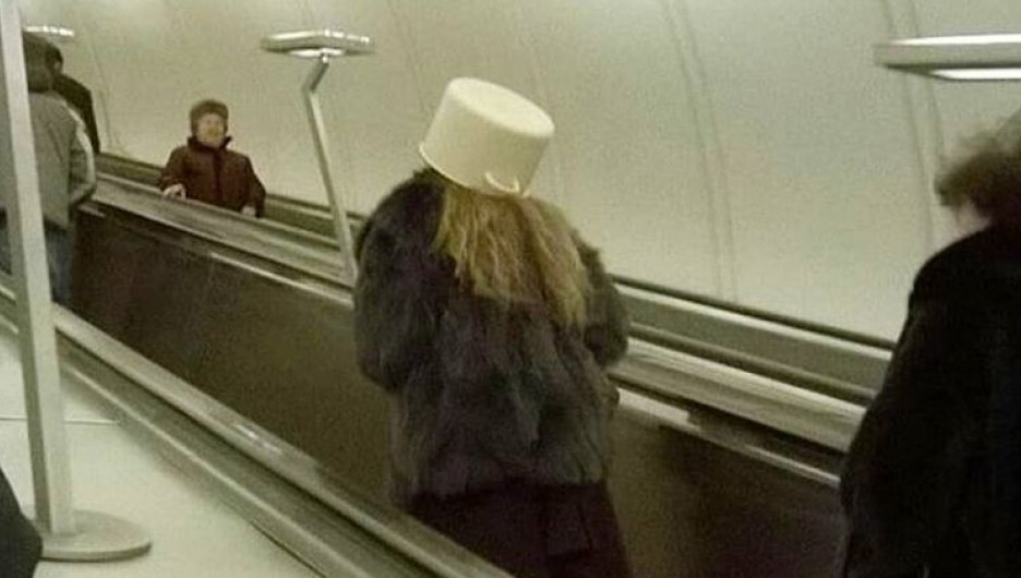 Слишком модные люди в метро.