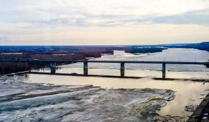 В районе Нового моста Обь очистилась от льда.