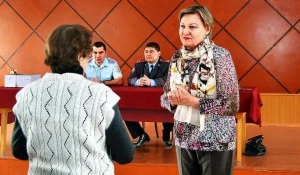 Передача наград вдове ветерана.