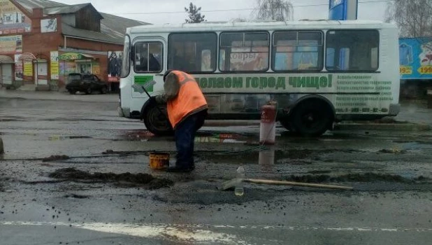 Ремонт дорог в Бийске, автобус.