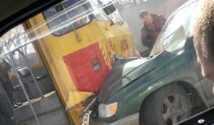 Пробка на месте ДТП с участием трамвая.