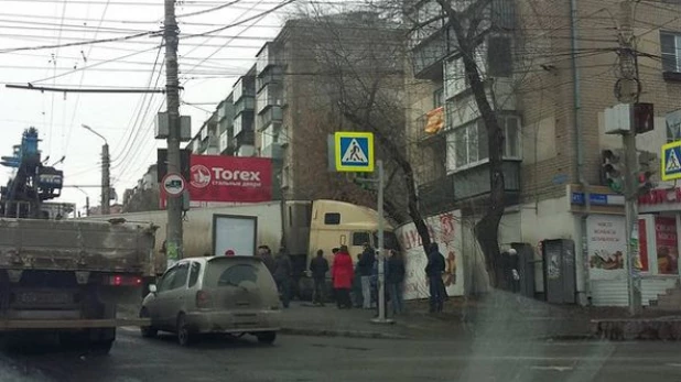 Фура врезалась в жилой дом в Челябинске.