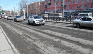 Состояние проезжей части на проспекте Строителей в Барнауле в 2016 году