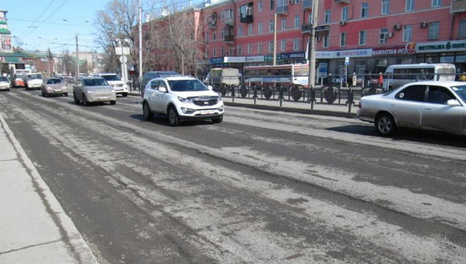 Состояние проезжей части на проспекте Строителей в Барнауле в 2016 году