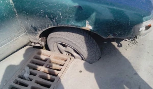 Яма у ТРЦ "Пионер".