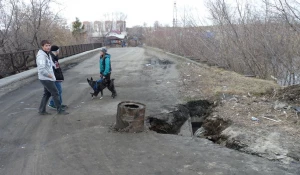 В поселке Кирова размыло мост. 8 апреля 2016 года.