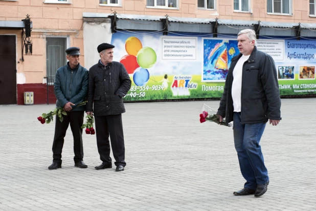 В Барнауле простились с гендиректором завода "Ротор" Владимиром Коноваловым.