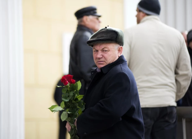 В Барнауле простились с гендиректором завода "Ротор" Владимиром Коноваловым.