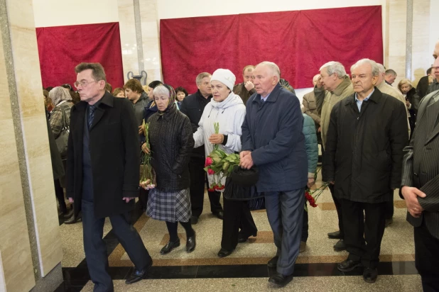 В Барнауле простились с гендиректором завода "Ротор" Владимиром Коноваловым.