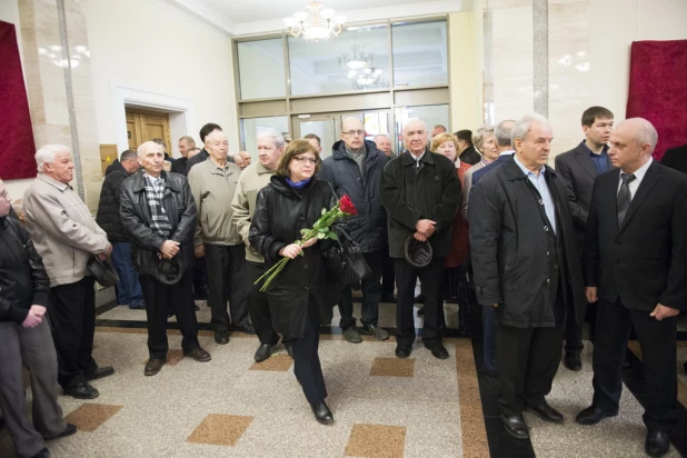 В Барнауле простились с гендиректором завода "Ротор" Владимиром Коноваловым.