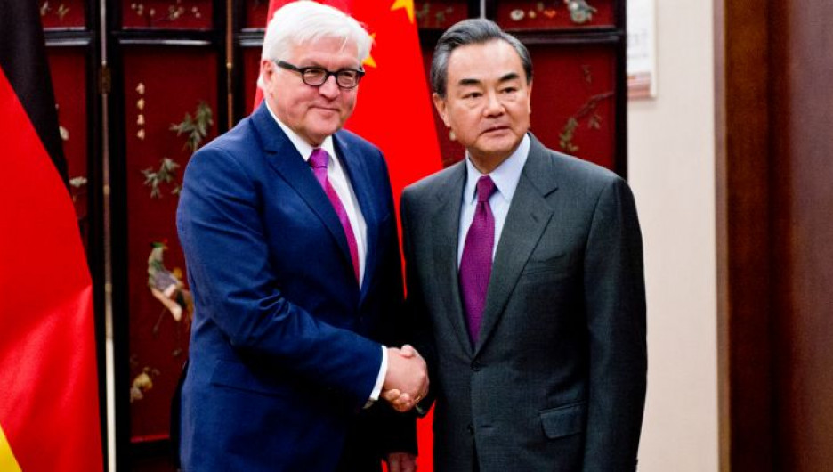 Глава МИД Германии Франк-Вальтер Штайнмайер и глава МИД КНР Ван И.