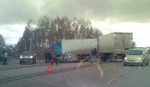 ДТП с участием ВАЗа и фуры.