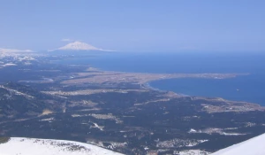 Вид на Южно-Курильск, Кунашир.