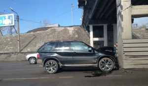 BMW X5 врезался в опору моста.