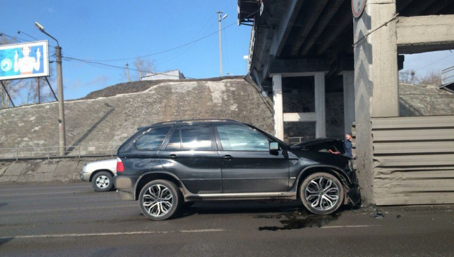 BMW X5 врезался в опору моста.
