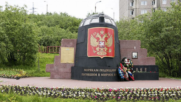 Мемориал морякам-подводникам, часть атомной подводной лодки "Курск".