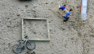 Дети играют в песочнице.