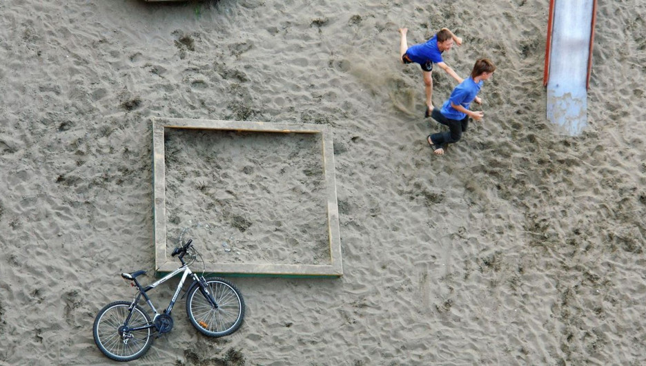 Дети играют в песочнице.