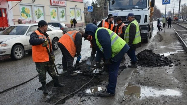 Дорожный ремонт кирпичами.