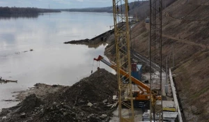 Строящаяся набережная в Барнауле во время паводка.