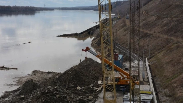 Строящаяся набережная в Барнауле во время паводка.