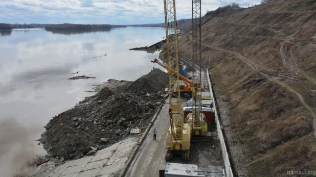 Строящаяся набережная в Барнауле во время паводка.