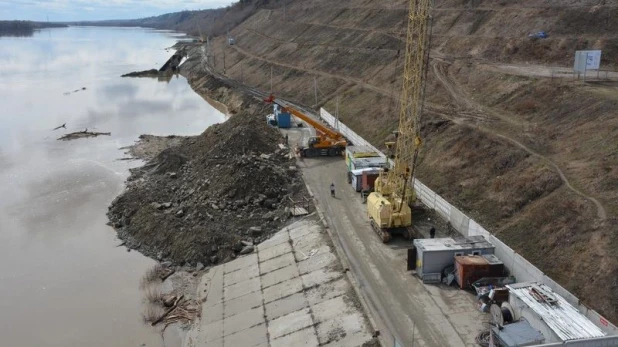 Строящаяся набережная в Барнауле во время паводка.