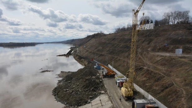 Строящаяся набережная в Барнауле во время паводка.