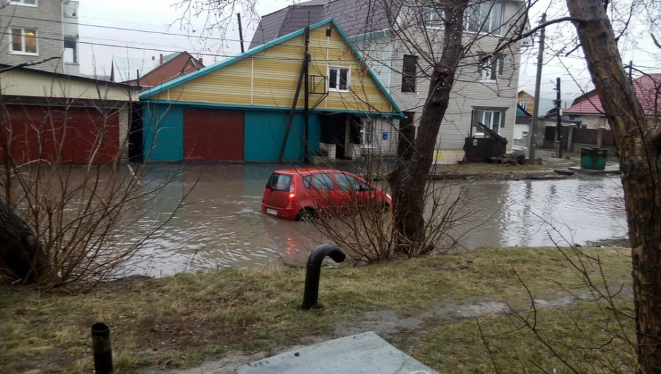 Потоп в Барнауле после грозы. 12 апреля 2016 года.