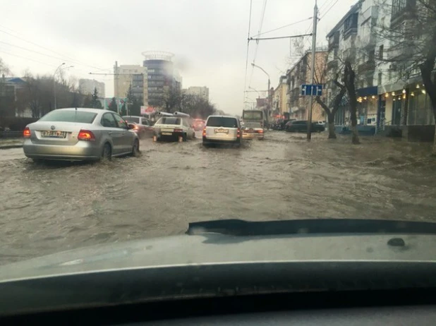 Потоп в Барнауле после грозы. 12 апреля 2016 года.